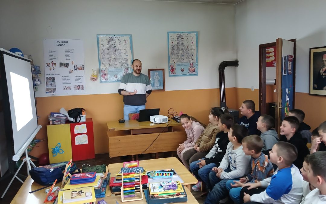 Педагог школе одржао предавање у ПО Гајеви на тему „Како подржати вршњаке без осуђивања“